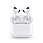 هدفون بلوتوثی اپل مدل AirPods 3 با نویز کنسلینگ میکروفون (ENC)، درگاه شارژ لایتنینگ، دارای سنسور تشخیص پوست و پشتیبانی از فرمان لمسی، مقاوم در برابر رطوبت و عرق