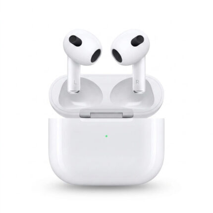 هدفون بلوتوثی اپل مدل AirPods 3 با نویز کنسلینگ میکروفون (ENC)، درگاه شارژ لایتنینگ، دارای سنسور تشخیص پوست و پشتیبانی از فرمان لمسی، مقاوم در برابر رطوبت و عرق