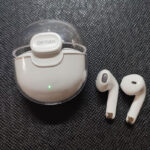 هدفون بلوتوثی مدل air pods m19 بدون قابلیت نویز کنسلینگ، درگاه شارژ microUSB، دارای کنترلر لمسی روی گوشی‌ها، امکان استفاده از محفظه شارژ به عنوان پاور بانک
