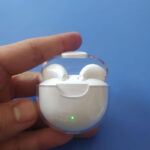هدفون بلوتوثی مدل air pods m19 بدون قابلیت نویز کنسلینگ، درگاه شارژ microUSB، دارای کنترلر لمسی روی گوشی‌ها، امکان استفاده از محفظه شارژ به عنوان پاور بانک
