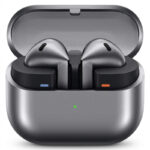 هدفون بلوتوثی سامسونگ مدل Galaxy Buds3 با نویز کنسلینگ فعال (ANC)، نویز کنسلینگ میکروفون (ENC)، درگاه شارژ USB Type-C، با قابلیت اتصال به چند دستگاه، دارای قابلیت صدای 360 درجه، Galaxy AI، میکروفون سه گانه، پشتیبانی از فرمان لمسی، ضد آب و گرد و غبار