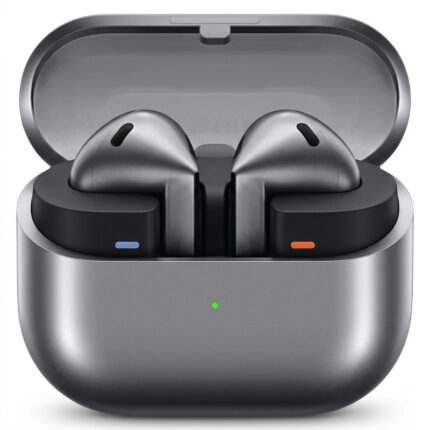 هدفون بلوتوثی سامسونگ مدل Galaxy Buds3 با نویز کنسلینگ فعال (ANC)، نویز کنسلینگ میکروفون (ENC)، درگاه شارژ USB Type-C، با قابلیت اتصال به چند دستگاه، دارای قابلیت صدای 360 درجه، Galaxy AI، میکروفون سه گانه، پشتیبانی از فرمان لمسی، ضد آب و گرد و غبار