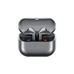هدفون بلوتوثی سامسونگ مدل Galaxy Buds3 با نویز کنسلینگ فعال (ANC)، نویز کنسلینگ میکروفون (ENC)، درگاه شارژ USB Type-C، با قابلیت اتصال به چند دستگاه، دارای قابلیت صدای 360 درجه، Galaxy AI، میکروفون سه گانه، پشتیبانی از فرمان لمسی، ضد آب و گرد و غبار