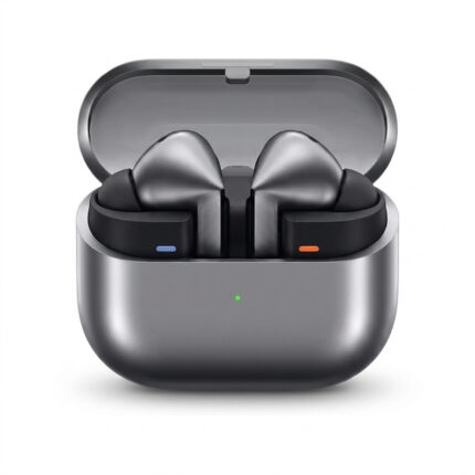هدفون بلوتوثی سامسونگ مدل Galaxy Buds3 Pro دارای نویز کنسلینگ فعال (ANC)، درگاه شارژ USB Type-C، شارژ بی سیم، با قابلیت اتصال به چند دستگاه، پشتیبانی از فرمان لمسی، پشتیبانی از دستیار صوتی، مقاوم در برابر آب