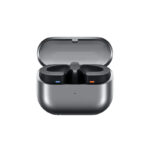 هدفون بلوتوثی سامسونگ مدل Galaxy Buds3 با نویز کنسلینگ فعال (ANC)، نویز کنسلینگ میکروفون (ENC)، درگاه شارژ USB Type-C، با قابلیت اتصال به چند دستگاه، دارای قابلیت صدای 360 درجه، Galaxy AI، میکروفون سه گانه، پشتیبانی از فرمان لمسی، ضد آب و گرد و غبار